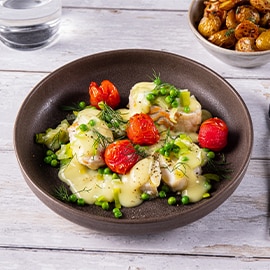 Witvis met prei, erwtjes en poftomaatjes uit de oven